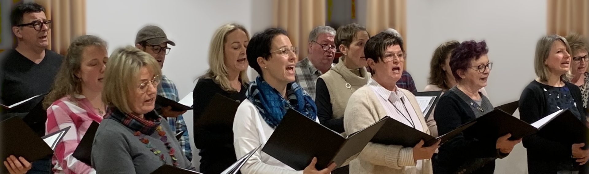 Gesangverein umrahmt die Maiandacht bei der Mariengrotte